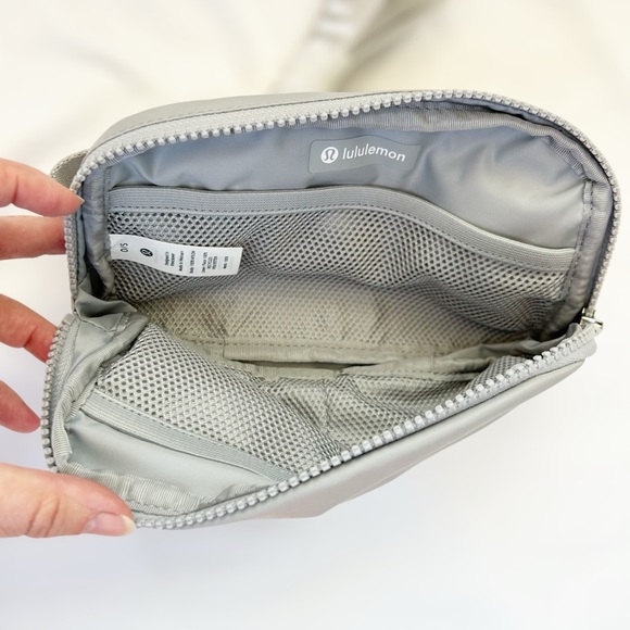 NEW Lululemon OG Silver White Everywhere Belt Bag - Picture 4 of 5